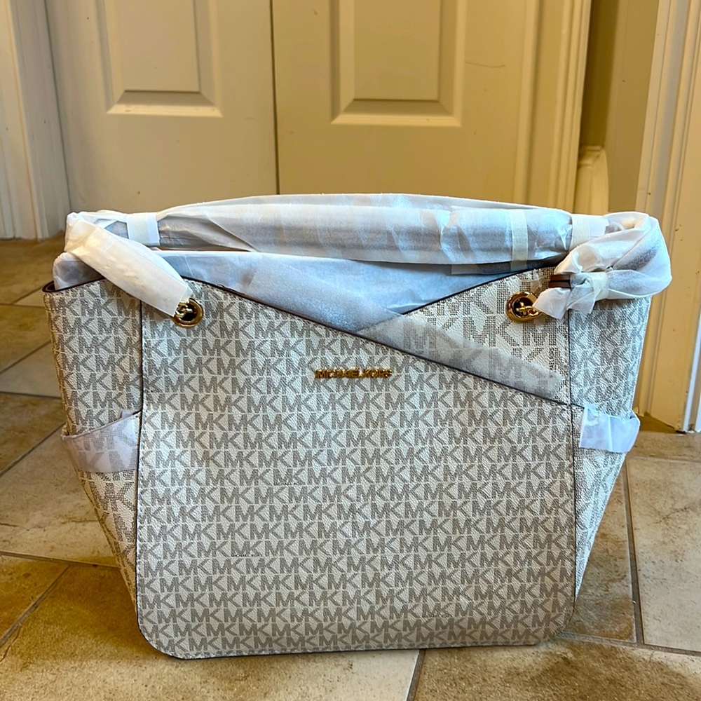NWT, Michael Kors bag, white, brand new condition!